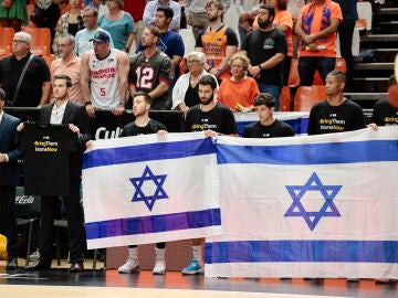 El Maccabi, portando banderas israelíes en la Fonteta