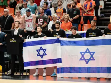 El Maccabi, portando banderas israelíes en la Fonteta El Maccabi, portando banderas israelíes en la Fonteta
