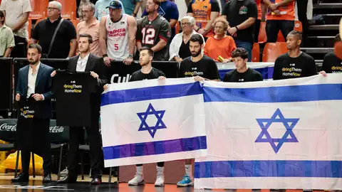 El Maccabi, portando banderas israelíes en la Fonteta