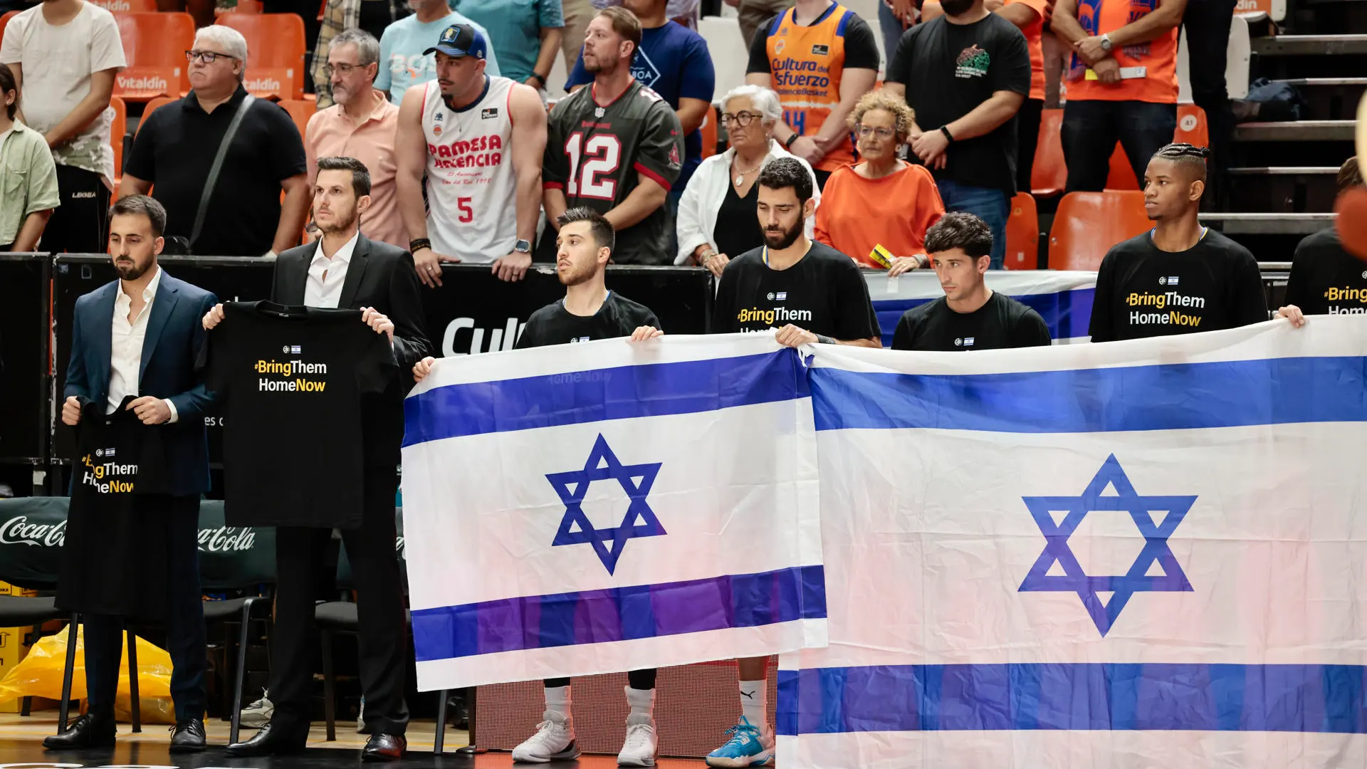 El Maccabi, portando banderas israel&iacute;es en la Fonteta