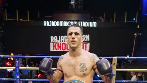 Mikel Fernández nada más proclamarse campeón mundial de Muay Thai. Mikel Fernández nada más proclamarse campeón mundial de Muay Thai.