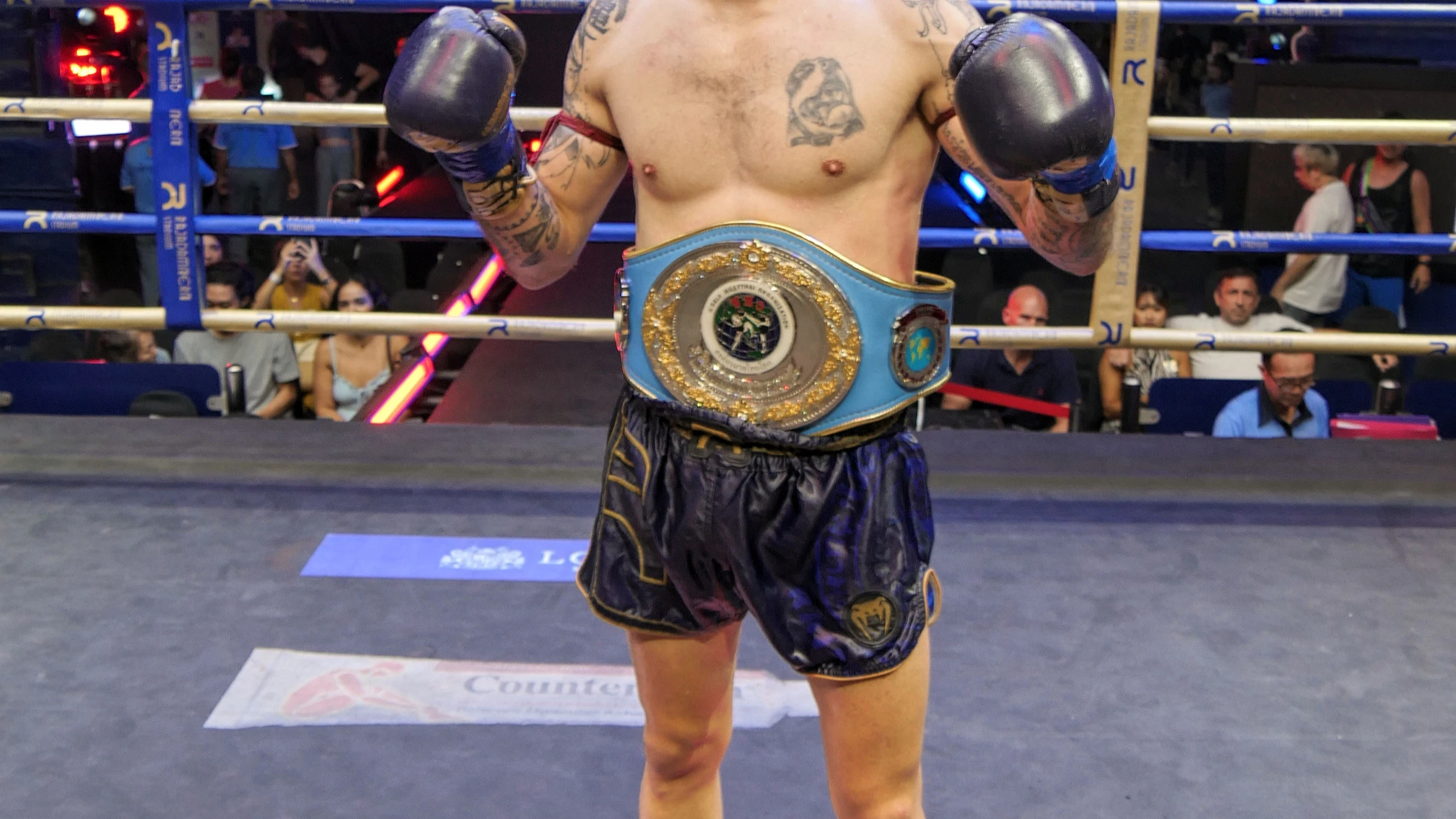 Mikel Fernández nada más proclamarse campeón mundial de Muay Thai. Mikel Fernández nada más proclamarse campeón mundial de Muay Thai.