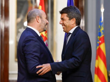 El presidente del Senado, Pedro Rollán, saluda al presidente de Generalitat valenciana, Carlos Mazón