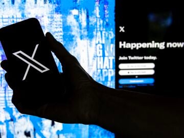 Un móvil con el logo de X