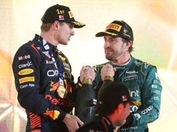 Max Verstappen y Fernando Alonso en el podio del GP de Bahréin 2023