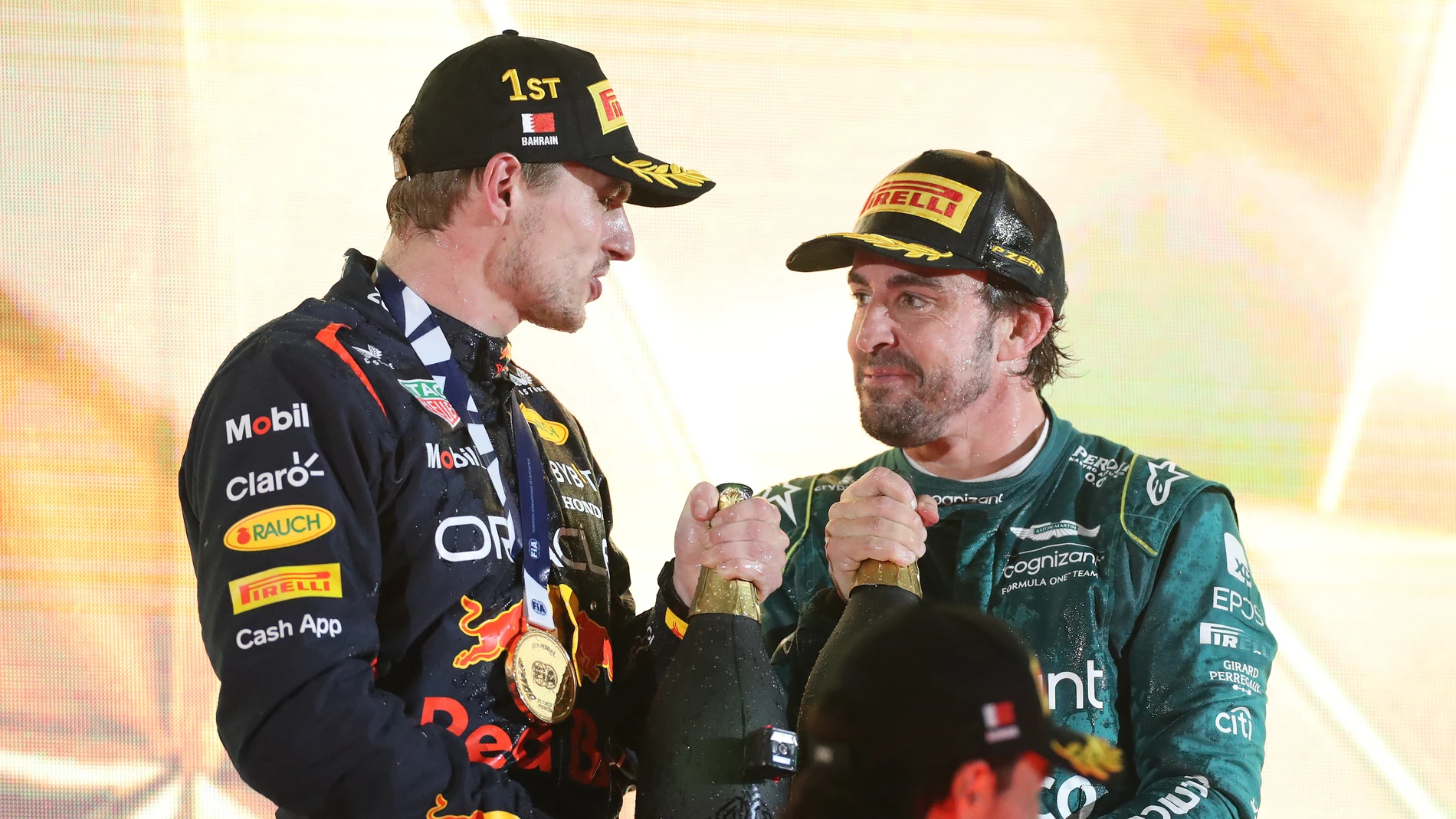 Max Verstappen y Fernando Alonso en el podio del GP de Bahréin 2023