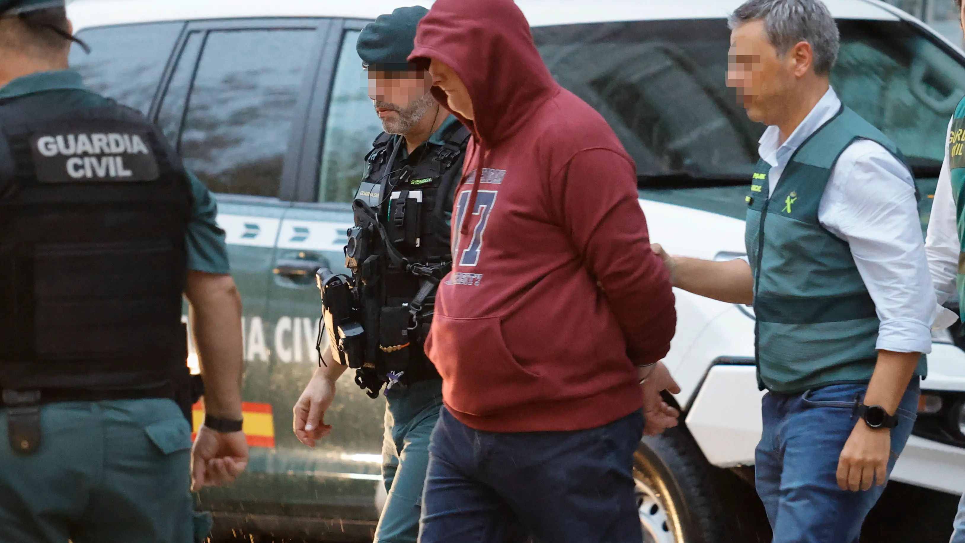 Efectivos de la Guardia Civil trasladan al asesino confeso de Elisa Abruñedo a su vivienda de Narón para hacer un registro Efectivos de la Guardia Civil trasladan al asesino confeso de Elisa Abruñedo a su vivienda de Narón para hacer un registro