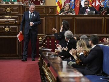 Aplausos al secretario del PSOE-A, Juan Espadas (i), durante un debate tras la Comisión General de las Comunidades Autónomas, en el Senado