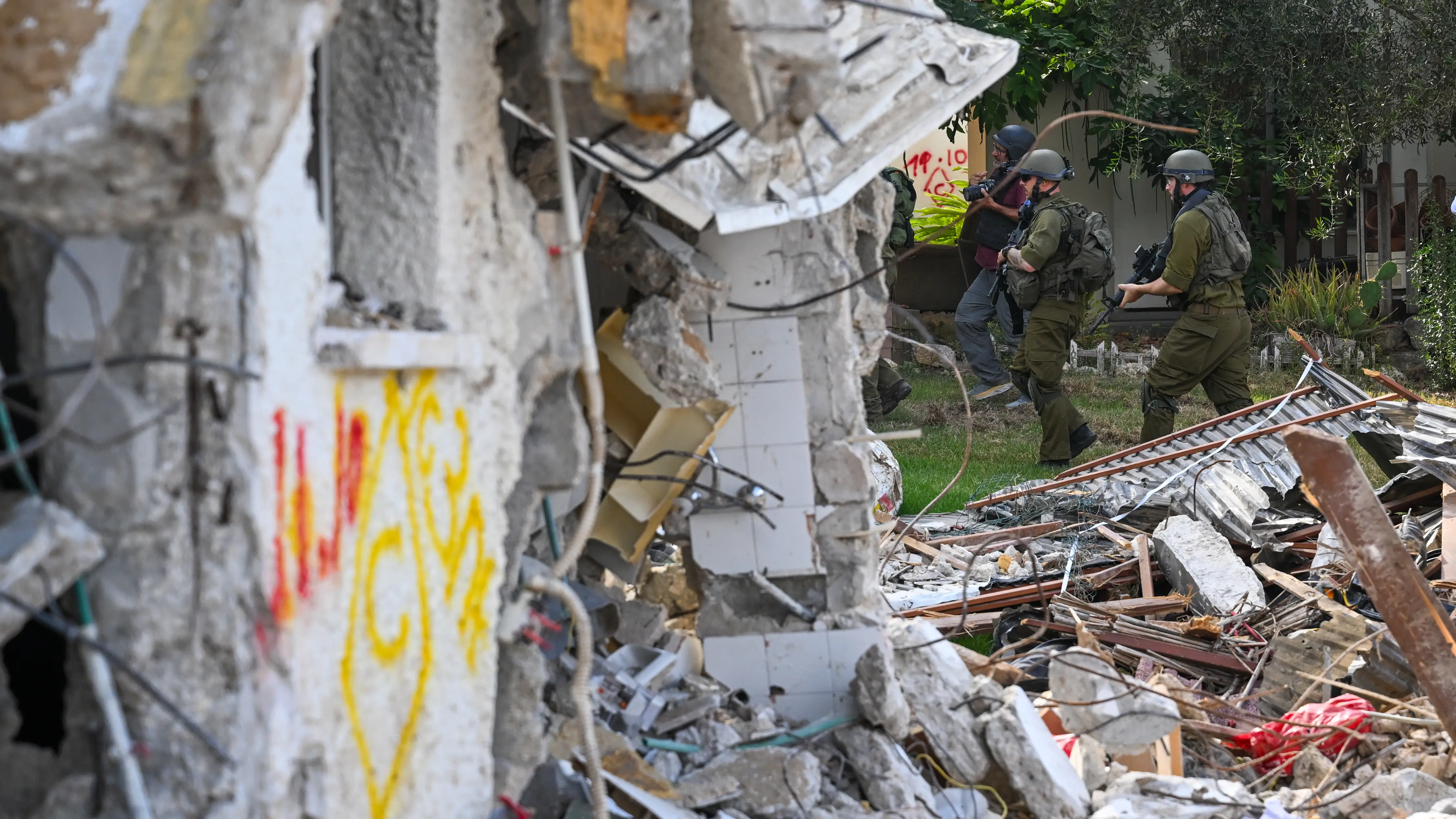 Un edificio destrozado tras el ataque de Ham&aacute;s