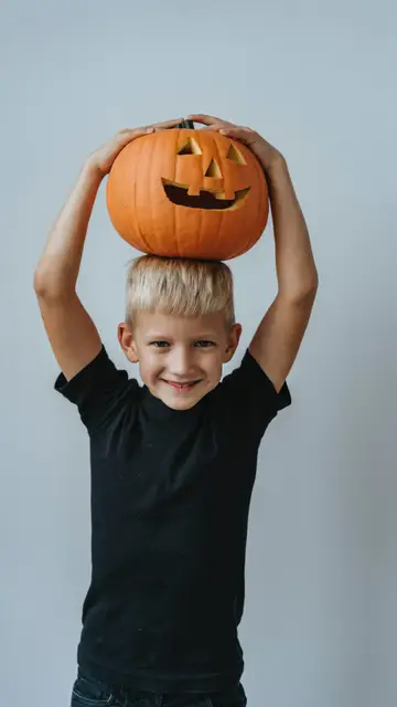 Niño vestido de negro Niño vestido de negro