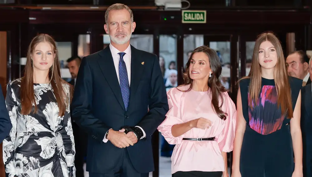 Los Reyes y sus hijas se reúnen en el concierto previo a los Premios Princesa de Asturias