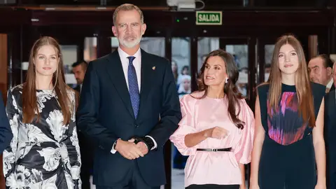 Los Reyes y sus hijas se reúnen en el concierto previo a los Premios Princesa de Asturias Los Reyes y sus hijas se reúnen en el concierto previo a los Premios Princesa de Asturias