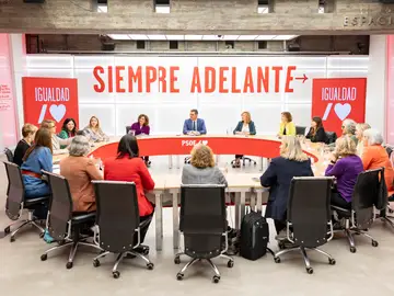 Pedro Sánchez con representantes de asociaciones feministas Pedro Sánchez con representantes de asociaciones feministas