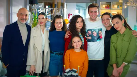 ¡Qué bonito!: El emotivo regalo de Leyla a Ömer para que él y sus hermanas nunca se olviden de Kadir ¡Qué bonito!: El emotivo regalo de Leyla a Ömer para que él y sus hermanas nunca se olviden de Kadir