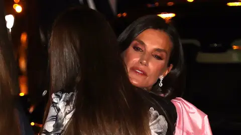 Letizia dando un abrazo a la princesa Leonor 