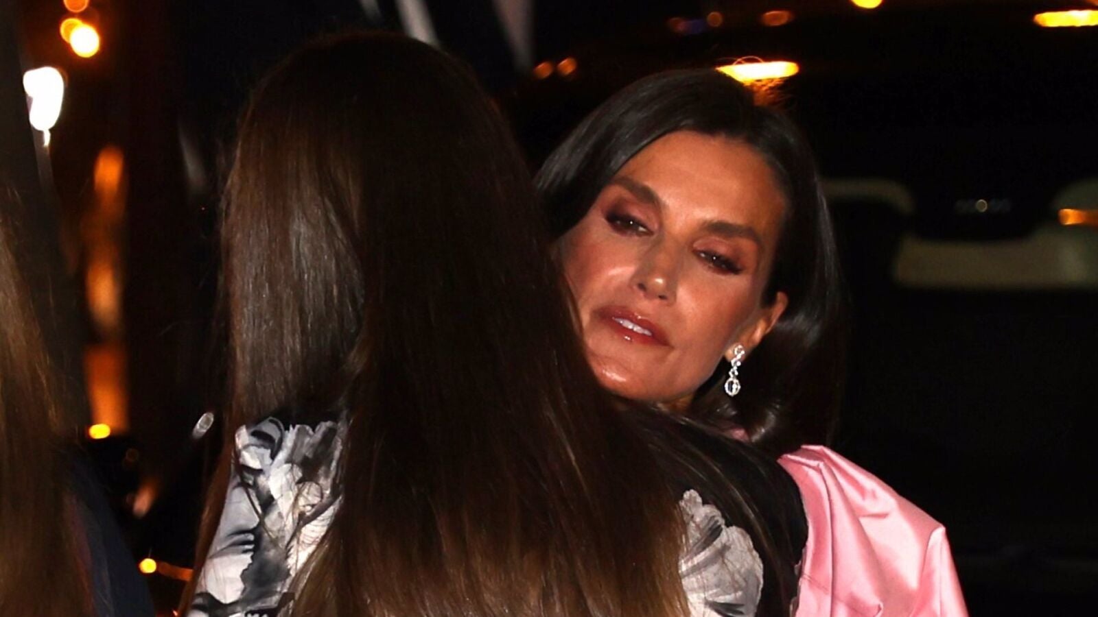 El cariñoso abrazo de Letizia a la princesa Leonor que ha mostrado de nuevo su lado más maternal