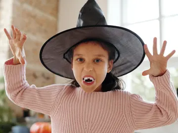 Niña con accesorios de Halloween Niña con accesorios de Halloween