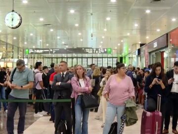 Cientos de personas esperando un tren en una estación española