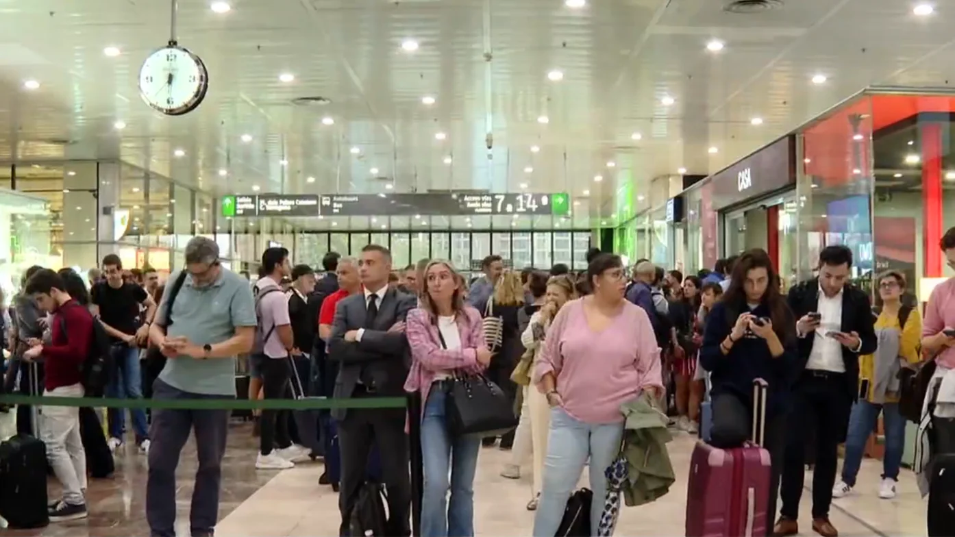 Cientos de personas esperando un tren en una estaci&oacute;n espa&ntilde;ola