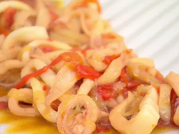 ¡Rápido y sencillo! Calamares con pimientos rojos de Karlos Arguiñano ¡Rápido y sencillo! Calamares con pimientos rojos de Karlos Arguiñano