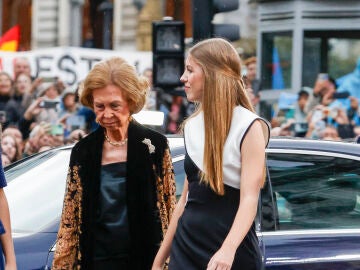 La infanta Sofía y su abuela, doña Sofía, en los Premios Princesa de Asturias