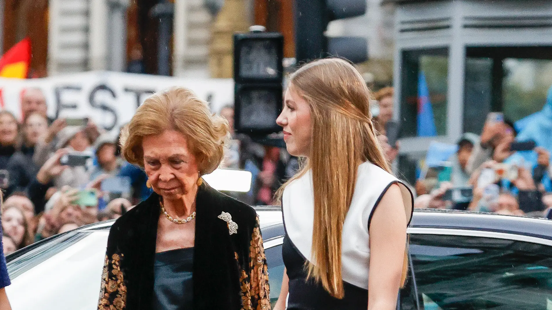La infanta Sofía y su abuela, doña Sofía, en los Premios Princesa de Asturias