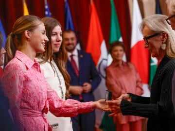 El encuentro de Meryl Streep con la Princesa y la Infanta en los Premios Princesa de Asturias