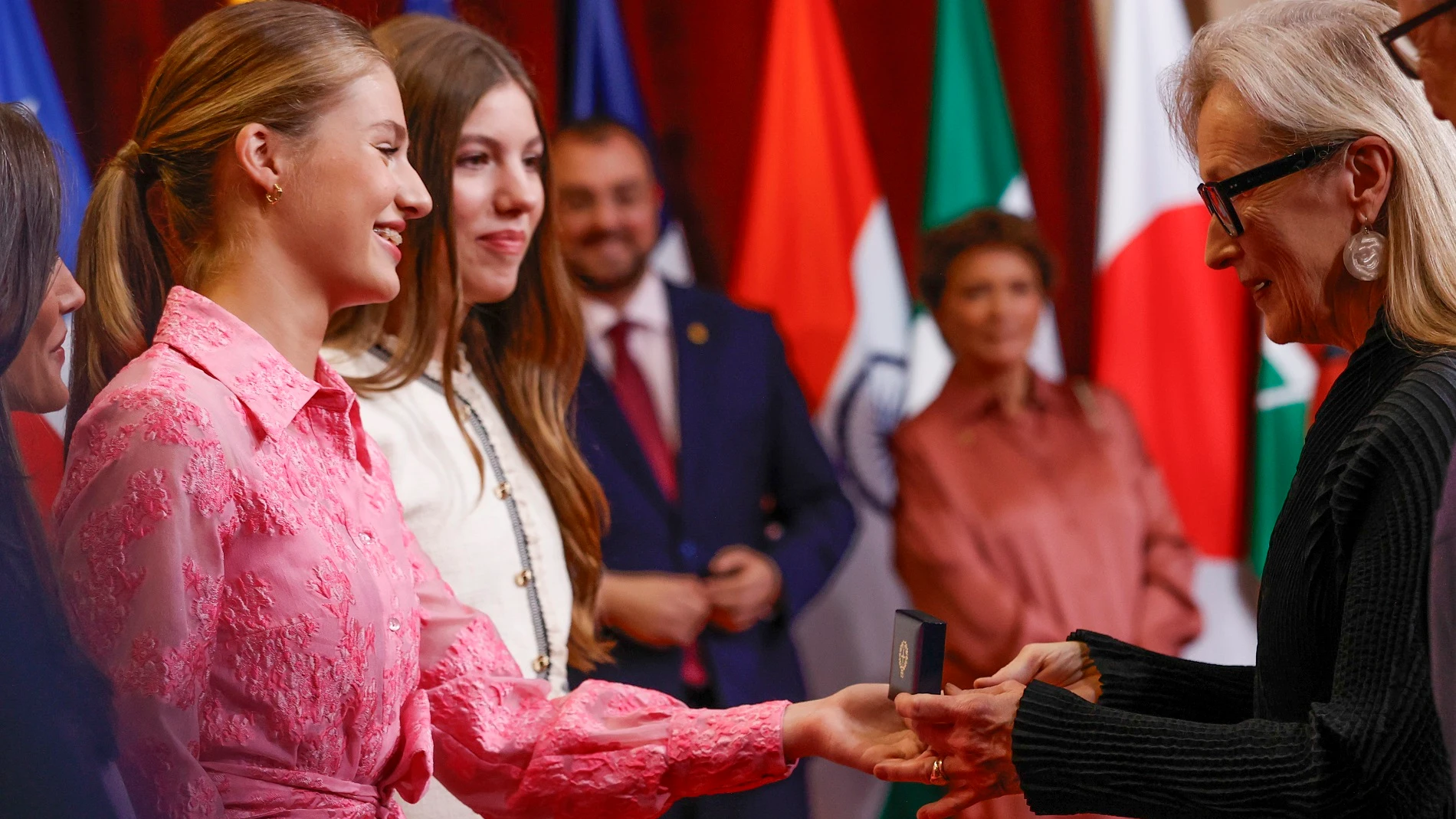 El encuentro de Meryl Streep con la Princesa y la Infanta en los Premios Princesa de Asturias El encuentro de Meryl Streep con la Princesa y la Infanta en los Premios Princesa de Asturias