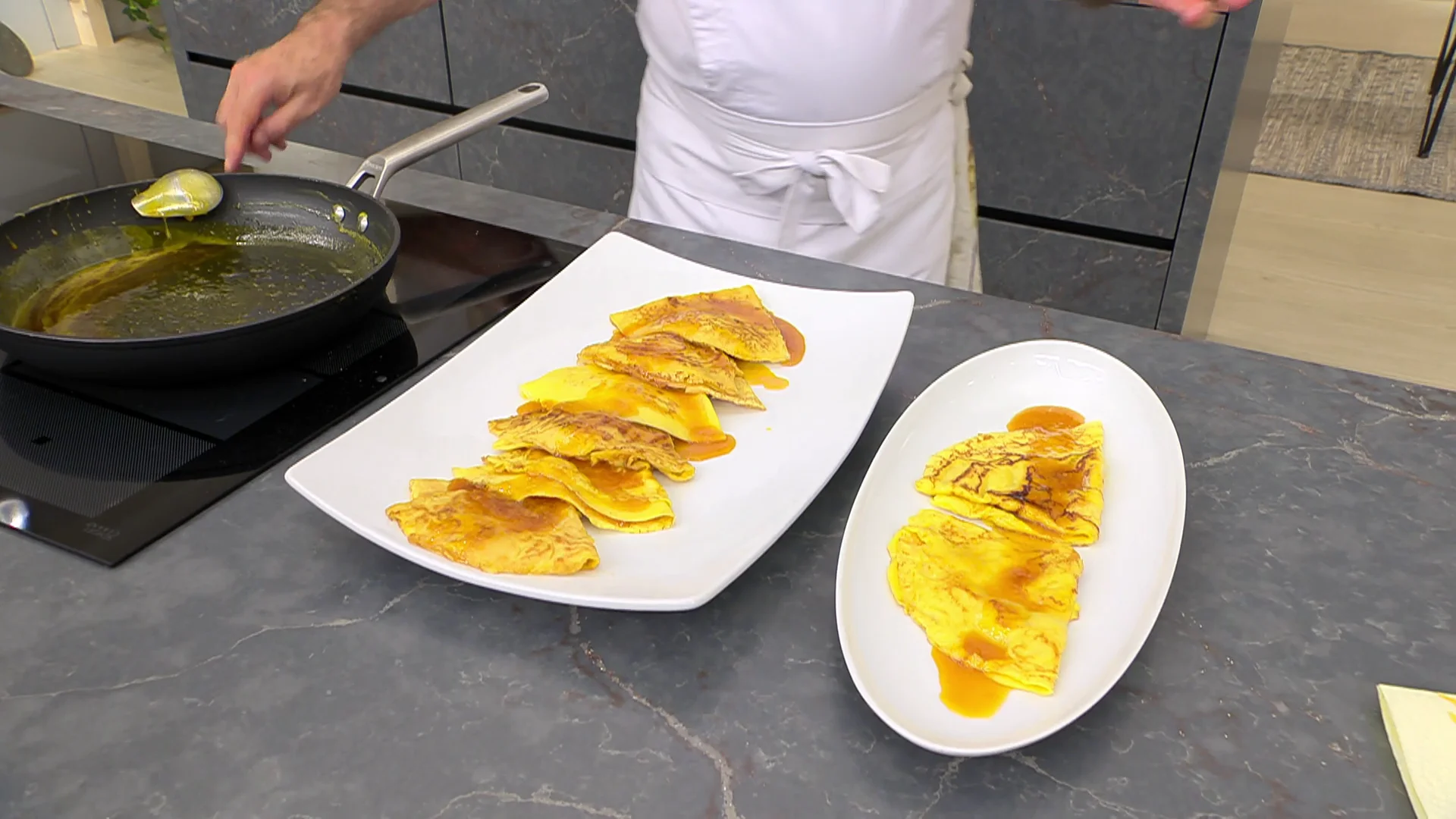 Crepes caramelizados a la naranja, un postre muy dulce de Karlos Argui&ntilde;ano 
