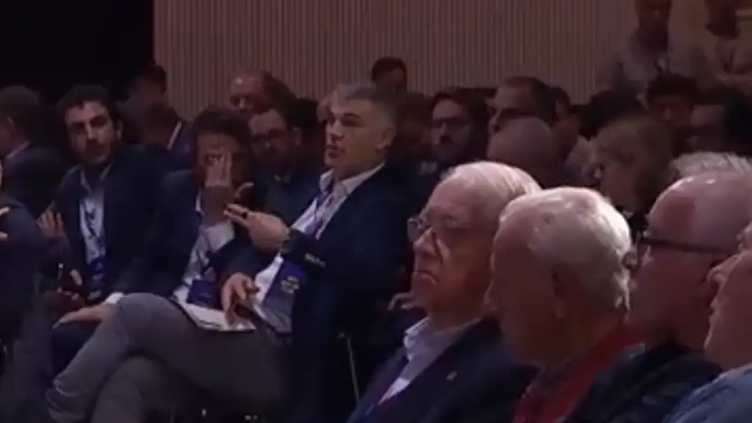 Enric Masip haciendo señas tras una pregunta de un socio Enric Masip haciendo señas tras una pregunta de un socio
