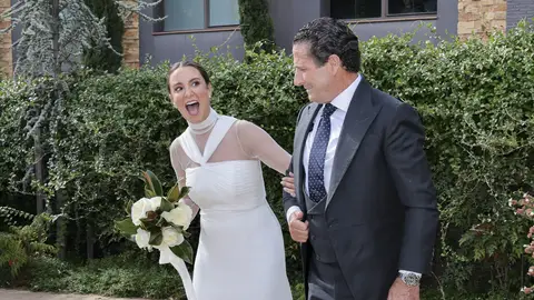 Marta Pombo acompañada de su padre a la entrada de su boda Marta Pombo acompañada de su padre a la entrada de su boda