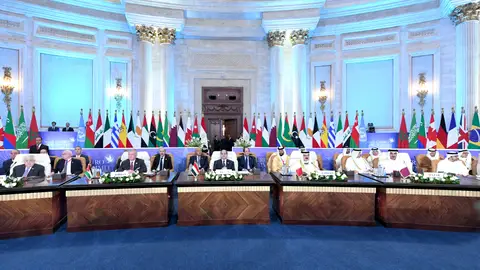 El Presidente egipcio Abdel Fattah al Sisi y participantes en Cumbre de Paz de El Cairo en la Nueva Capital Administrativa