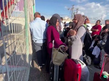 Personas en el paso fronterizo de Rafah