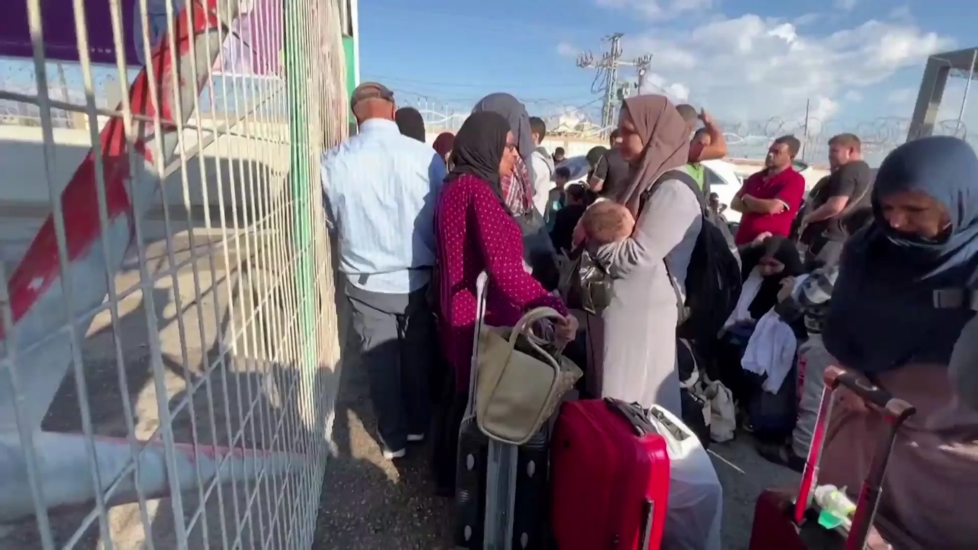 Personas en el paso fronterizo de Rafah Personas en el paso fronterizo de Rafah