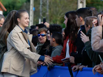 La princesa de Asturias Leonor saluda a una joven mientras la familia real visita Arroes este sábado La princesa de Asturias Leonor saluda a una joven mientras la familia real visita Arroes este sábado