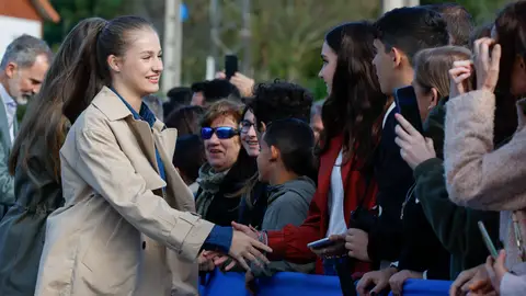 La princesa de Asturias Leonor saluda a una joven mientras la familia real visita Arroes este sábado
