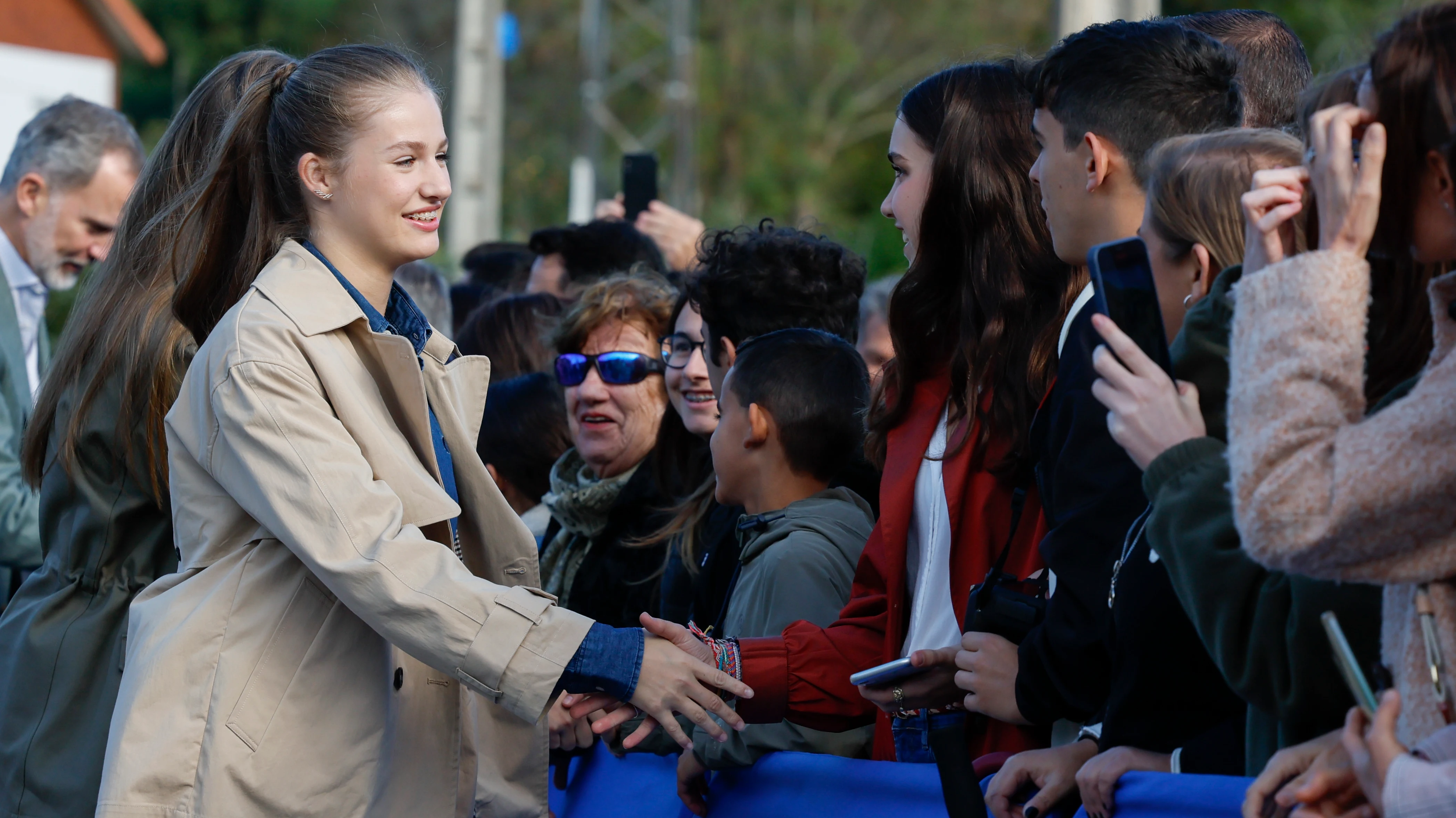 La princesa de Asturias Leonor saluda a una joven mientras la familia real visita Arroes este sábado La princesa de Asturias Leonor saluda a una joven mientras la familia real visita Arroes este sábado