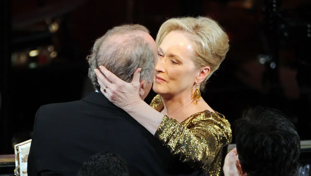 Meryl Streep besando a Don Gummer en los Oscar