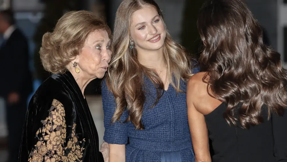 La reina Letizia conversando con doña Sofía y la princesa Leonor en los Premios Princesa de Asrturias