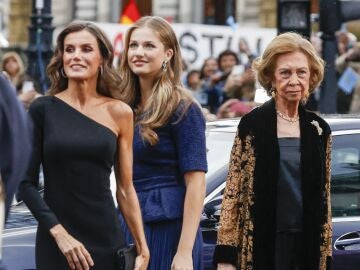 La princesa Leonor escoltada por las reinas Letizia y Sofía