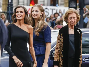 La princesa Leonor escoltada por las reinas Letizia y Sofía La princesa Leonor escoltada por las reinas Letizia y Sofía