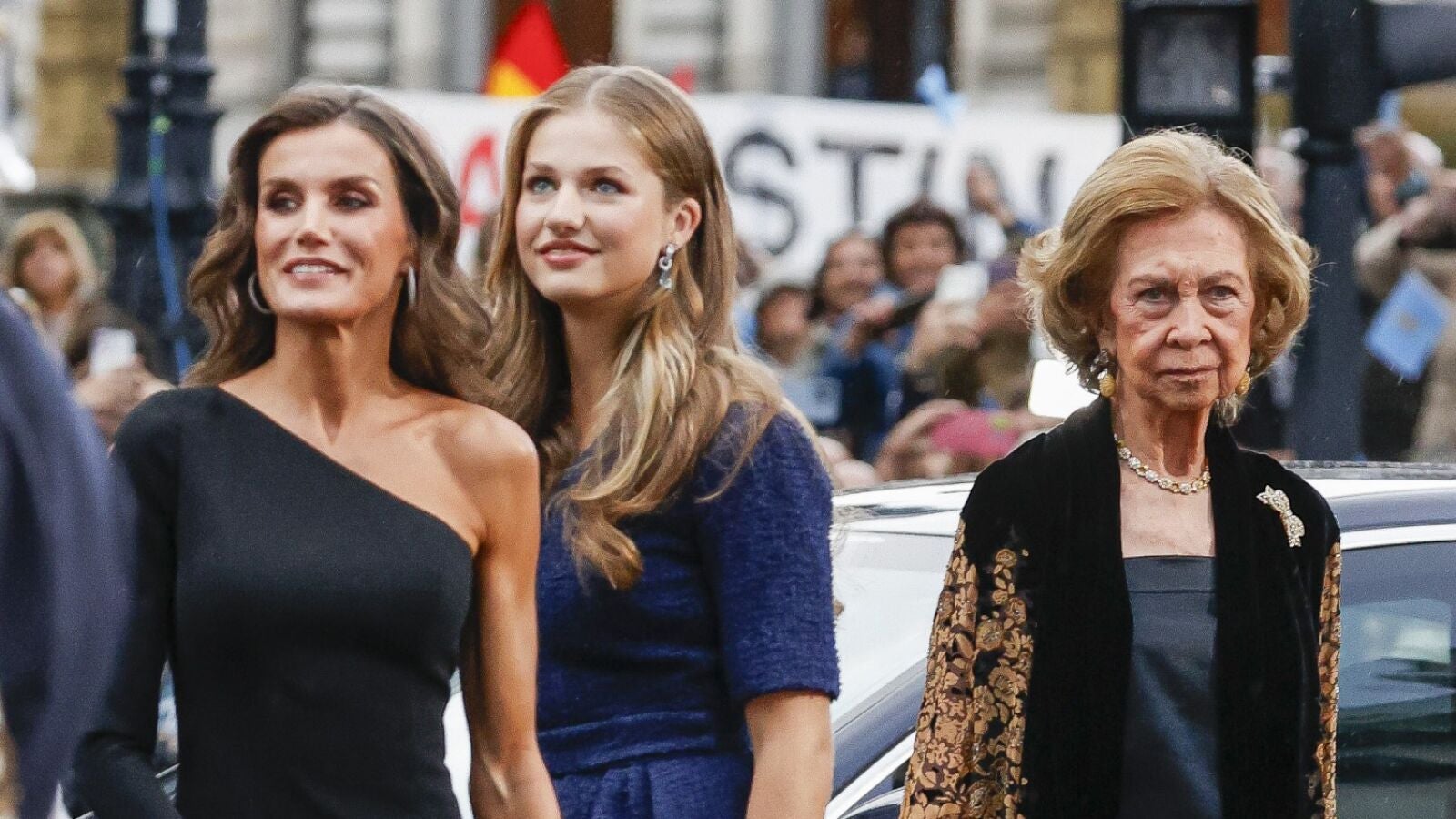 El cariñoso gesto entre la reina Letizia y doña Sofía en los Premios Princesa de Asturias con Leonor como testigo