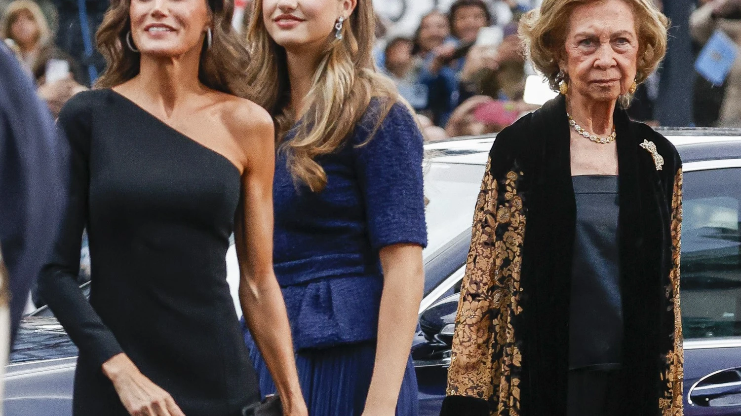 La princesa Leonor escoltada por las reinas Letizia y Sofía La princesa Leonor escoltada por las reinas Letizia y Sofía