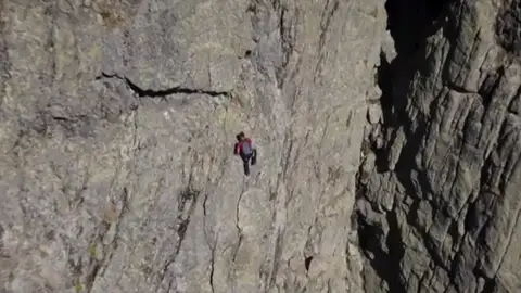 Carlos Suárez subiendo El Torreón de Los Galayos Carlos Suárez subiendo El Torreón de Los Galayos