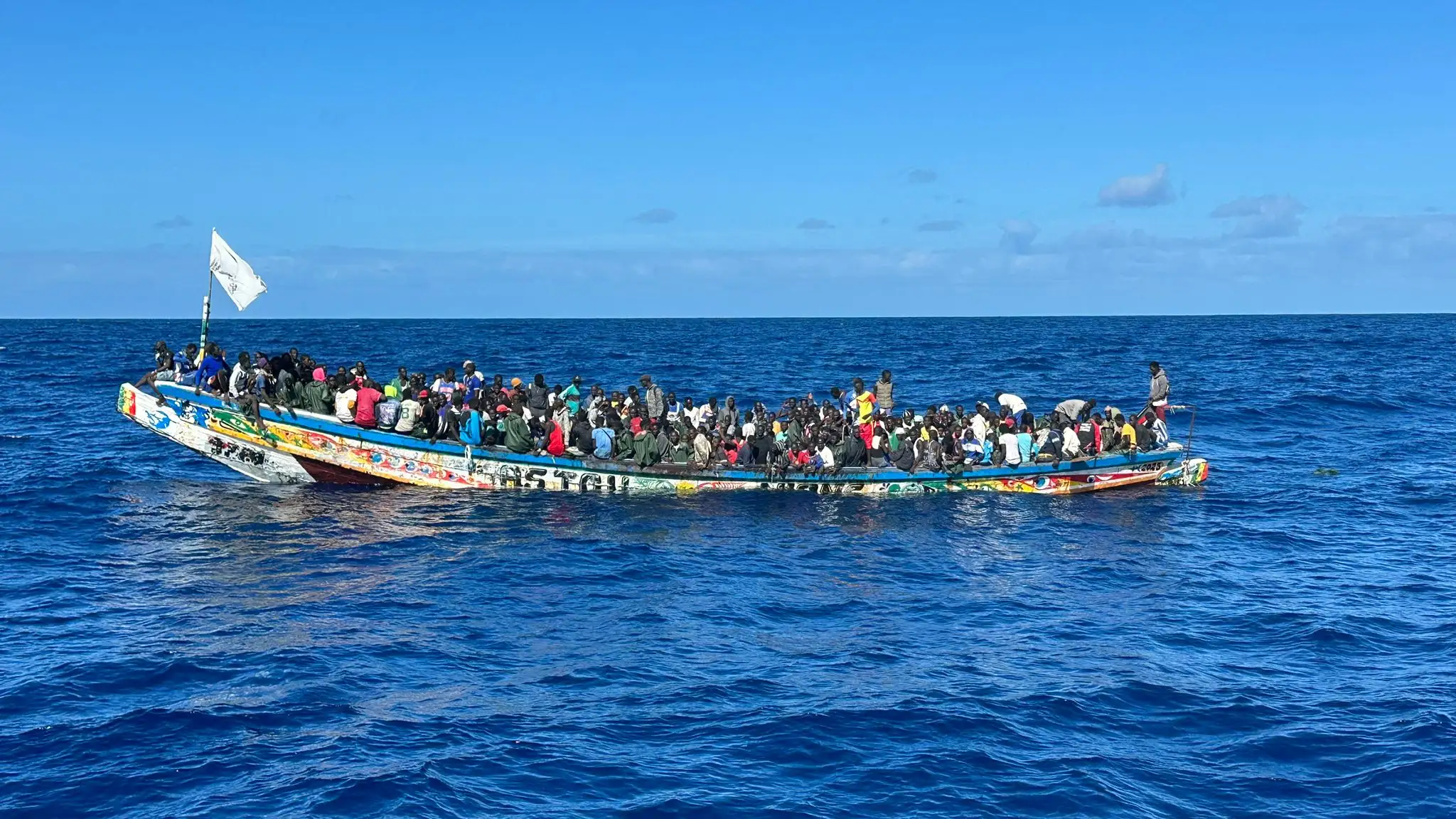 Un cayuco llega a la isla de El Hierro 