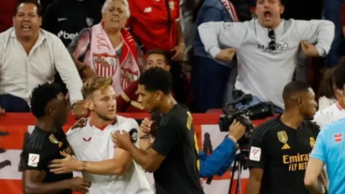 Imagen donde un aficionado del Sevilla se dirige a Vinicius con un gesto racista Imagen donde un aficionado del Sevilla se dirige a Vinicius con un gesto racista