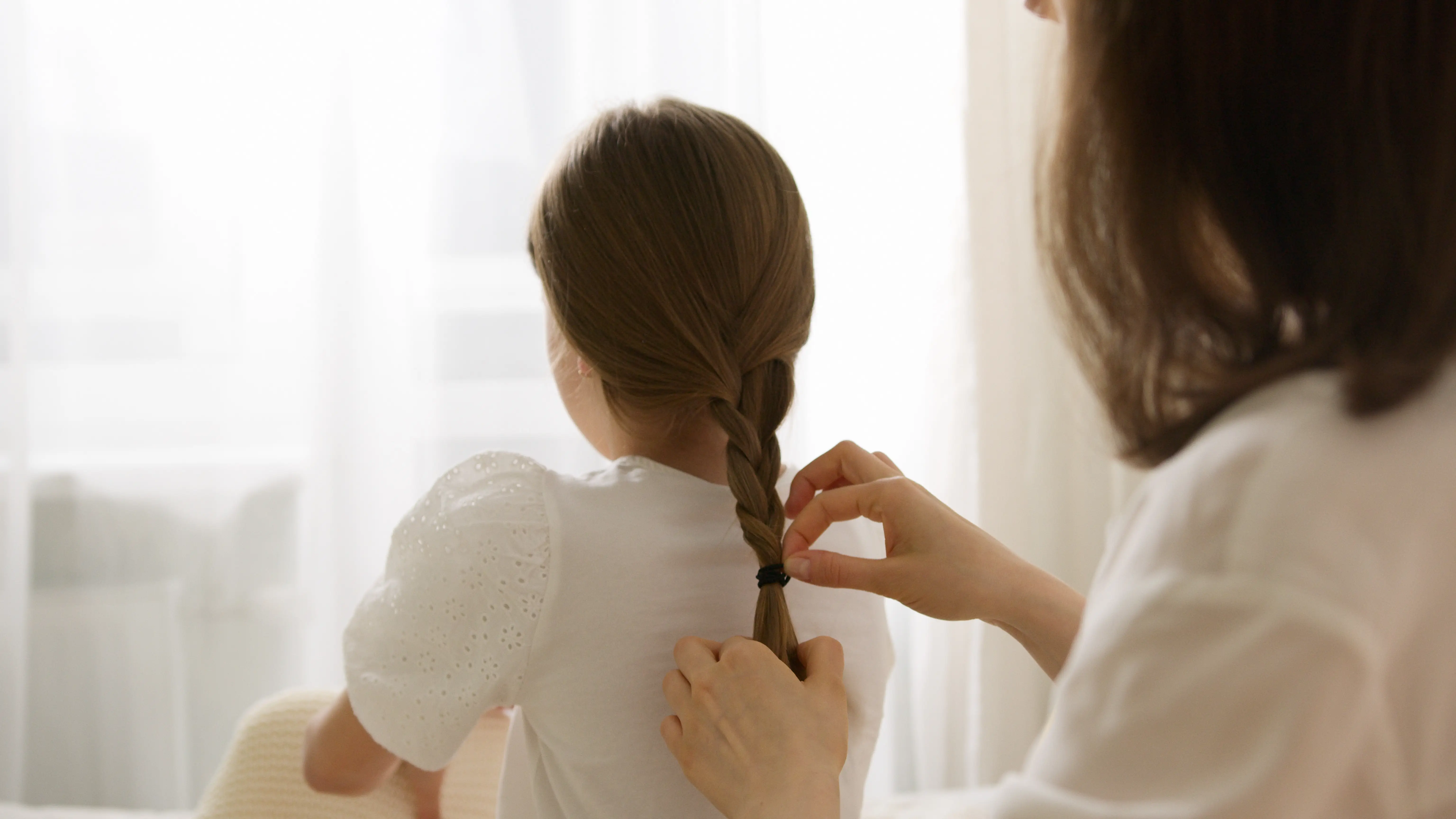 Madre e hija de espaldas Madre e hija de espaldas