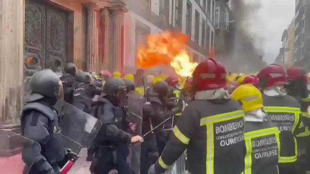 Un bombero herido y enfrentamientos con la Policía en una protesta en Ourense Un bombero herido y enfrentamientos con la Policía en una protesta en Ourense