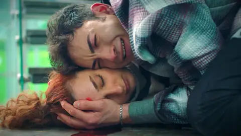 Tolga y Leyla en Hermanos Tolga y Leyla en Hermanos