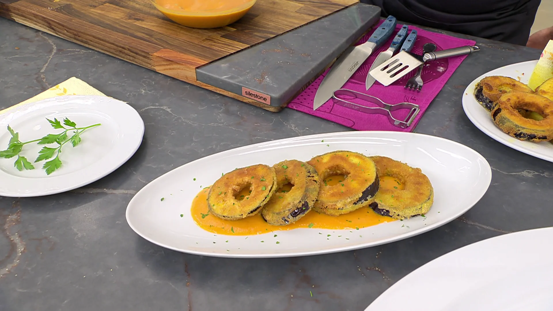 "&iexcl;Qu&eacute; curioso!" Receta de rosquillas de berenjena fritas con salsa de tomate asado